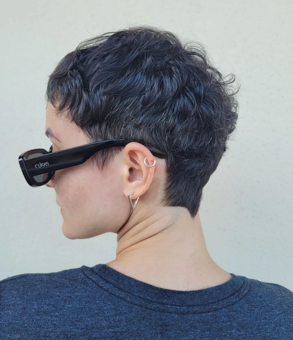 Short Wavy Mullet with V-Cut Nape